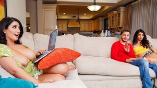 Roomie with a Body that Drives Me Crazy! - sex videos online YAY.PORN