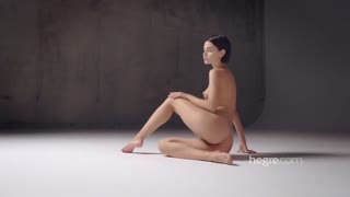 Beautiful Brunette Ariel Poses Naked with Big Ass - sex videos online YAY.PORN